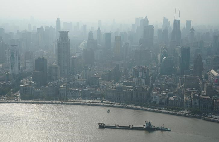 &copy; Reuters. Imagen de archivo de un carguero pasando por delante del Bund en el río Huangpu de Shanghái, China. 24 octubre 2018. REUTERS/Jason Lee