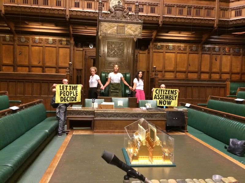 &copy; Reuters. Activistas de Extinction Rebellion protestan dentro de la Cámara de los Comunes en Londres, Gran Bretaña, el 2 de septiembre de 2022, en esta imagen obtenida de las redes sociales. Extinction Rebellion UK/vía REUTERS 
ESTA IMAGEN HA SIDO SUMINISTRADA P