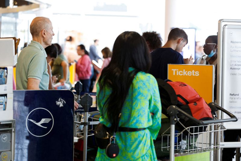 &copy; Reuters. FILE PHOTO: Passengers queue at Munich Airport, Germany, July 27, 2022. REUTERS/Michaela Rehle