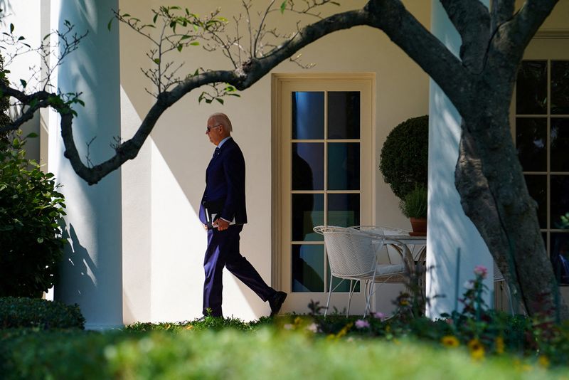 &copy; Reuters. FILE PHOTO: U.S. President Joe Biden walks from the Oval Office to Marine One for a trip to Pennsylvania, on the South Lawn of the White House in Washington, U.S., August 30, 2022. REUTERS/Sarah Silbiger/File Photo
