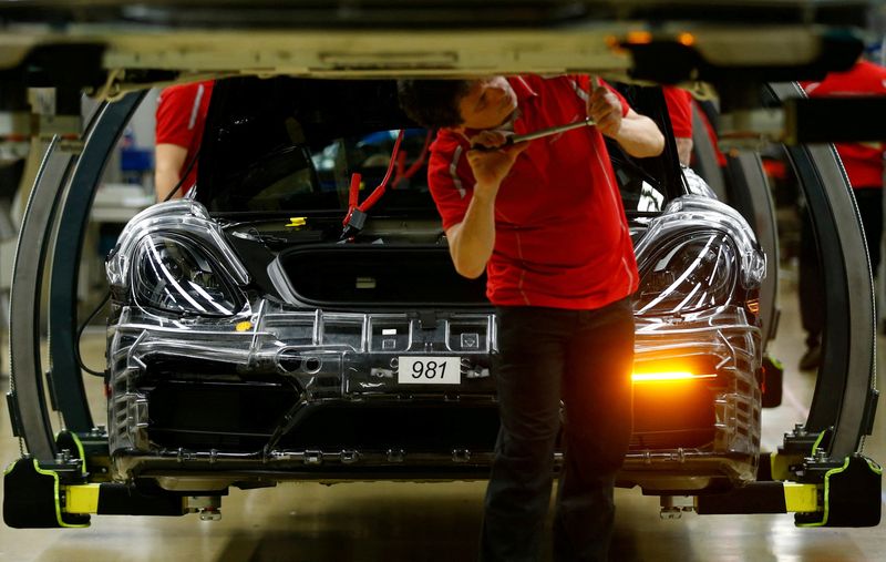 © Reuters. FILE PHOTO: An employee of German car manufacturer Porsche works at the Porsche factory in Stuttgart-Zuffenhausen, Germany, January 26, 2018.   REUTERS/Ralph Orlowski/File Photo