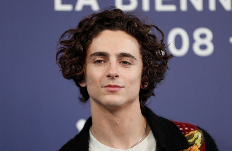 &copy; Reuters. The 79th Venice Film Festival - Photo call for the film "Bones and All"  in competition - Venice, Italy, September 2, 2022 - Actor Timothee Chalamet poses. REUTERS/Guglielmo Mangiapane