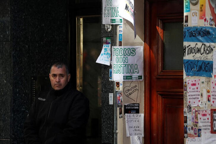 &copy; Reuters. Homem parado na porta de edíficio onde mora a vice-presidente argentina Cristina Kirchner
 2/9/2022   REUTERS/Agustin Marcarian