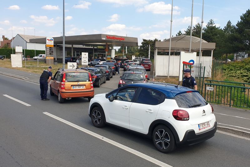 &copy; Reuters. Police direct traffic as Belgian drivers line-up to a French petrol station for cheaper fuel, after the French government introduced discounts on gas on September 1st, in Halluin, France September 2, 2022. REUTERS/Clement Rossignol