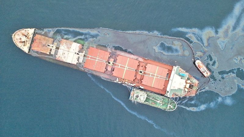 &copy; Reuters. صورة من الجو للتسرب من السفينة أو.إس-35 قبالة جبل طارق يوم الجمعة. صورة من حكومة جبل طارق. 