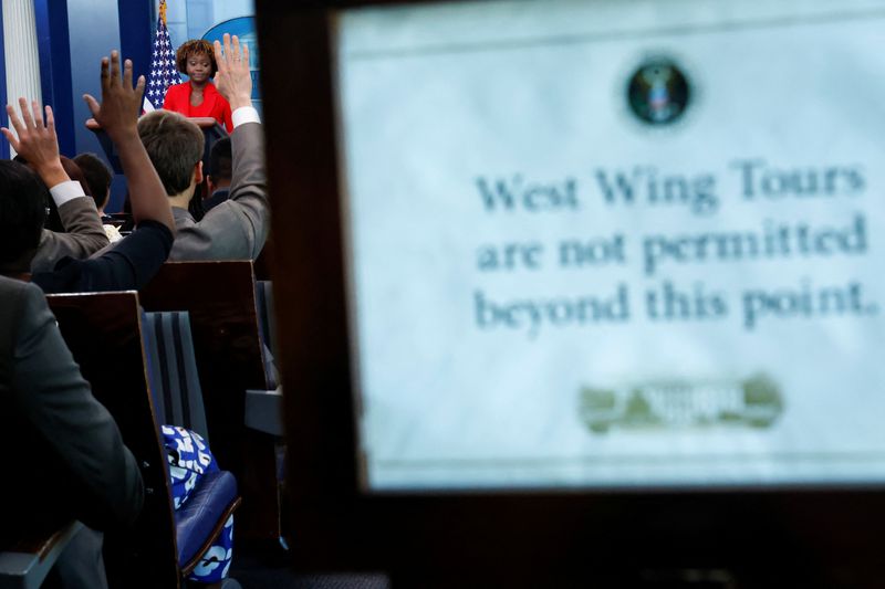 &copy; Reuters. المتحدثة باسم البيت الأبيض كارين جان بيير تتحدث في إفادة صحفية يوم الجمعة. تصوير: جوناثان إرنست - رويترز.