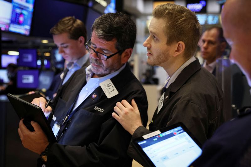 &copy; Reuters. Operadores no pregão da Bolsa de Valores de Nova York (NYSE), 22 de agosto de 2022. REUTERS/Brendan McDermid
