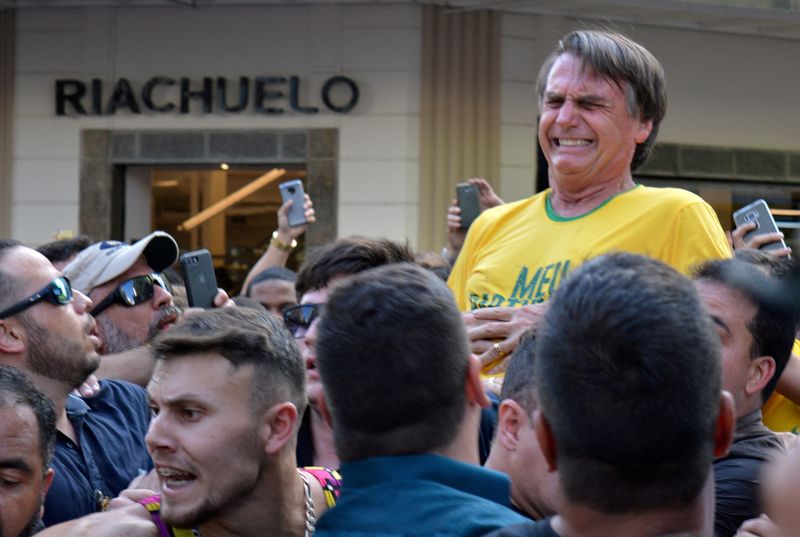 &copy; Reuters. O então candidato a presidente Jair Bolsonaro logo após ser esfaqueado durante evento de campanha em Juiz de Fora. 6 Set, 2018.  REUTERS/Raysa Campos Leite/Arquivo.