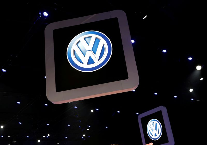 © Reuters. Logotipos da Volkswagen no Salão do Automóvel em São Paulo
06/11/2018
REUTERS/Paulo Whitaker/File Photo