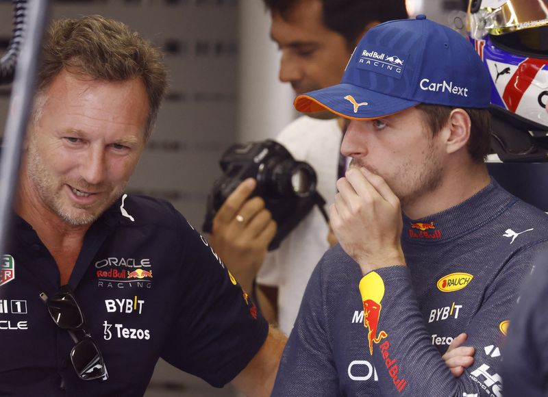 &copy; Reuters. O diretor da Red Bull, Christian Horner, conversa com o piloto Max Verstappen durante os treinos para o GP da Holanda de Fórmula 1.REUTERS/Yves Herman