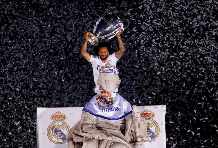 &copy; Reuters. May 29, 2022 
Foto de archivo del por entonces defensor del Real Madrid Marcelo con el trofeo de la Champions League en las celebraciones en la fuente de Cibeles. 
REUTERS/Marcelo Del Pozo 