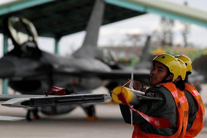 &copy; Reuters. FILE PHOTO: Air force crews lift an AIM-9 Sidewinder air-to-air missiles to be loaded onto Northrop F-5 fighter during a military drill at Zhi-Hang Air Base in Taitung, Taiwan January 30, 2018. REUTERS/Tyrone Siu/File Photo