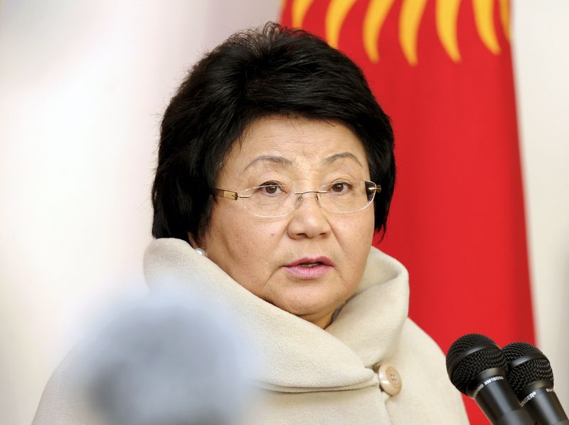 &copy; Reuters. رئيسة قرغيزستان السابقة روزا أوتونباييفا في صورة من أرشيف رويترز.