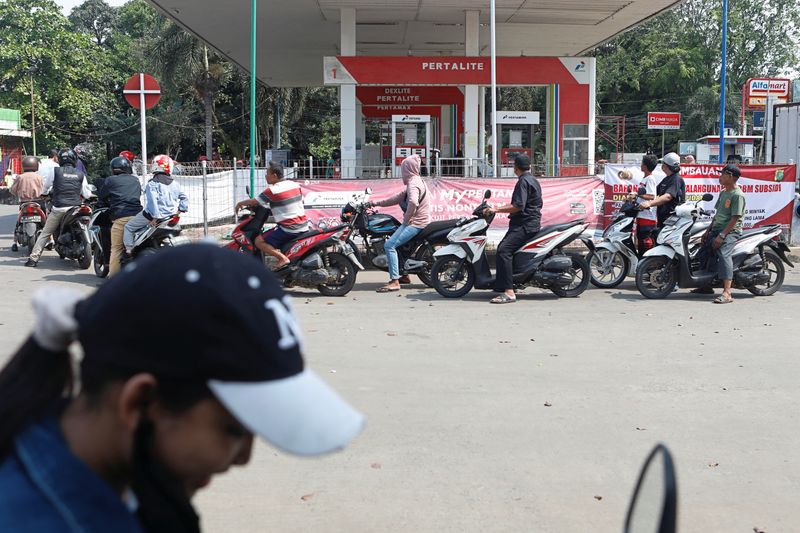 &copy; Reuters. Motorcycle drivers wait in line to buy subsidised fuel at a petrol station of the state-owned company Pertamina after the announcement of a fuel price hike, in Bekasi, on the outskirts of Jakarta, Indonesia, September 3, 2022. REUTERS/Ajeng Dinar Ulfiana