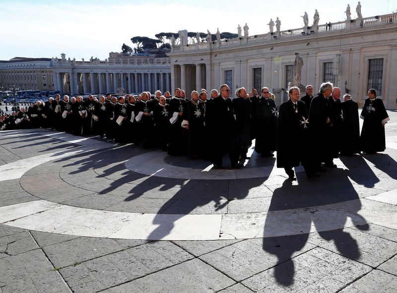 &copy; Reuters. أعضاء من جماعة فرسان مالطا يصلون إلى كاتدرائية القديس بطرس للاحتفال بالذكرى 900 لتأسيسهم في الفاتيكان عام 2013. صورة من أرشيف رويترز 