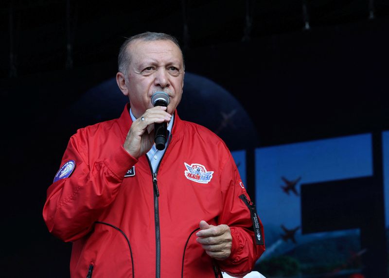 © Reuters. الرئيس التركي رجب طيب أردوغان يتحدث في سامسون في تركيا يوم السبت. صورة حصلت عليها رويترز من المكتب الإعلامي للرئاسة التركية (يحظر إعادة البيع أو الوضع في أرشيف)