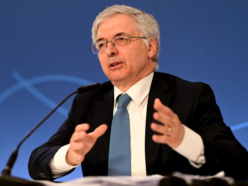 &copy; Reuters. FILE PHOTO: Italy's Economy Minister Daniele Franco addresses a news conference after the G7 Summit in Koenigswinter, near Bonn, Germany May 20, 2022. REUTERS/Benjamin Westhoff