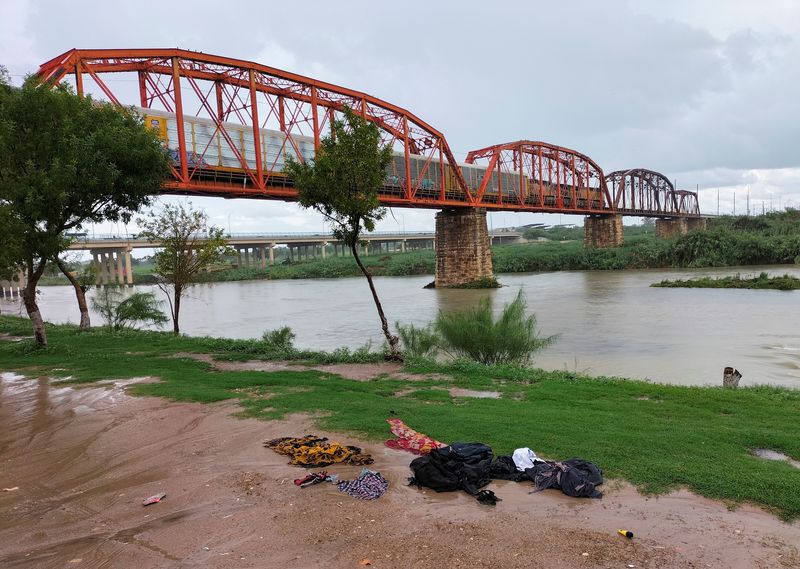 © Reuters. Clothes are seen on the ground of the shore of the Rio Grande river between the U.S. and Mexico after some migrants died and others were rescued as they tried to cross the rain-swollen Rio Grande river into the United States near Eagle Pass, Texas, U.S., in Piedras Negras, Mexico, September 3, 2022. REUTERS/Carlos Garcia 