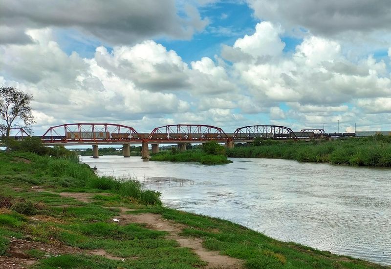 &copy; Reuters. جانب من نهر ريو جراندي بين الولايات المتحدة والمكسيك بعد مقتل تسعة مهاجرين أثناء محاولتهم عبور النهر بالقرب من  إيجل باس بولاية تكساس، في بي