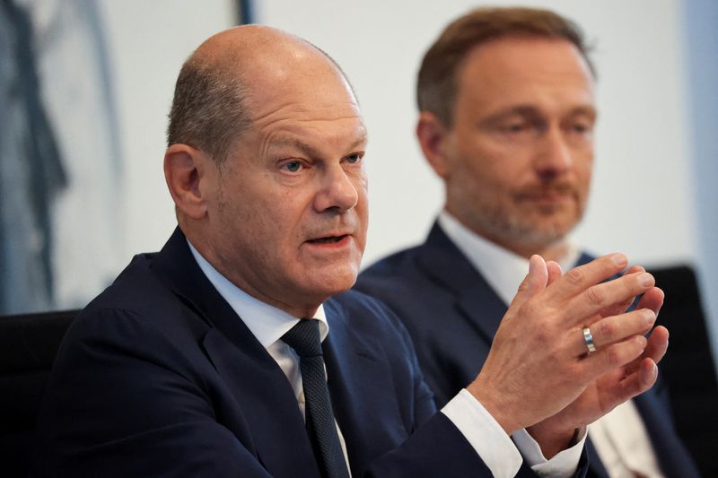 © Reuters. German Chancellor Olaf Scholz addresses the media after a coalition committee of SPD, Greens and FDP parties about new package of relief measures to counter rising energy prices at the Chancellary in Berlin, Germany September 4, 2022. REUTERS/Christian Mang