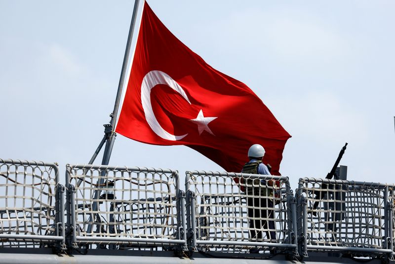 &copy; Reuters. العلم التركي على الفرقاطة التركية (كمال ريس) في ميناء حيفا بإسرائيل في صورة التقطت يوم الاحد. تصوير: عامير كوهين - رويترز. 