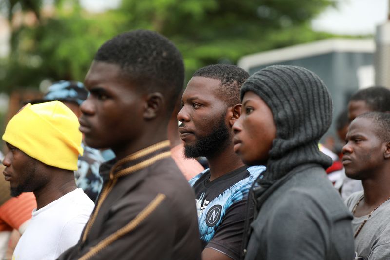 &copy; Reuters. أشخاص يتابعون عمليات الإنقاذ بعد انهيار مبنى قيد الإنشاء في أونيرو بولاية لاجوس النيجيرية يوم الأحد. تصوير: تيميلاد ألاجا - رويترز.