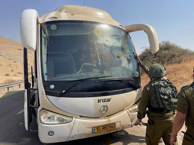 &copy; Reuters. حافلة إسرائيلية تعرضت لاطلاق نار بالضفة الغربية المحتلة يوم الاحد. تصوير: عادل أبو نعمة - رويترز.  محظور إعادة بيع الصورة أو وضعها في أرشيف.
