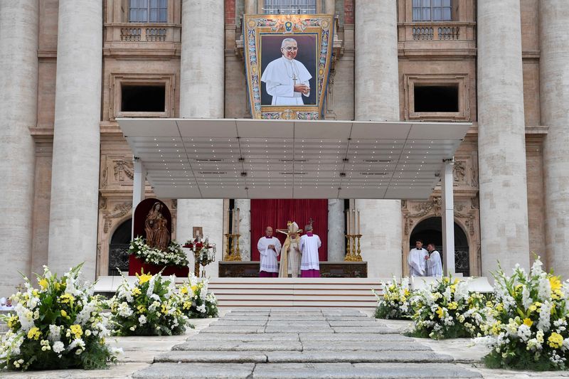 &copy; Reuters. البابا فرنسيس يحضر قداسا لتطويب البابا يوحنا بولس الأول في ساحة القديس بطرس في الفاتيكان يوم الأحد. صورة لرويترز من الفاتيكان