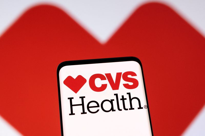 &copy; Reuters.  ９月２日、  米薬局チェーン大手のＣＶＳヘルスは、家庭向けヘルスケア事業を手がけるシグニファイ・ヘルスを約８０億ドルで買収する計画について協議を進めている。写真はCVSのロゴ。