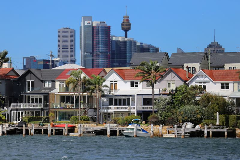 &copy; Reuters. FILE PHOTO: Residential properties line the Sydney suburb of Birchgrove in Australia, August 16, 2017.  REUTERS/Steven Saphore