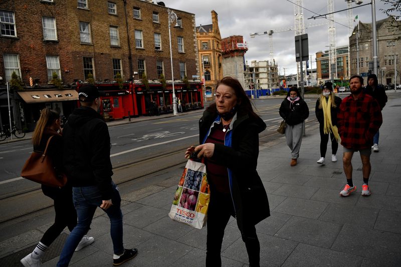 &copy; Reuters. FILE PHOTO: People walk along a street in the city centre of Dublin, Ireland, February 11, 2022. REUTERS/Clodagh Kilcoyne