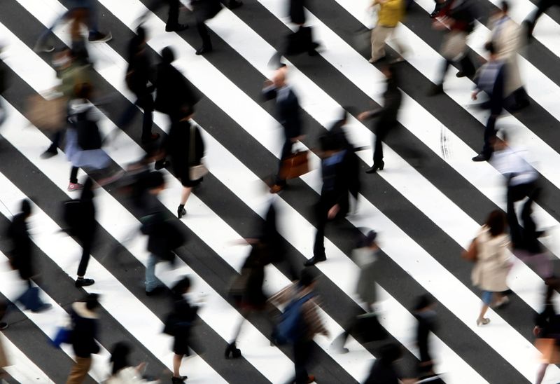 &copy; Reuters. FILE PHOTO: People cross a street in Tokyo March 18, 2015. . REUTERS/Yuya Shino 