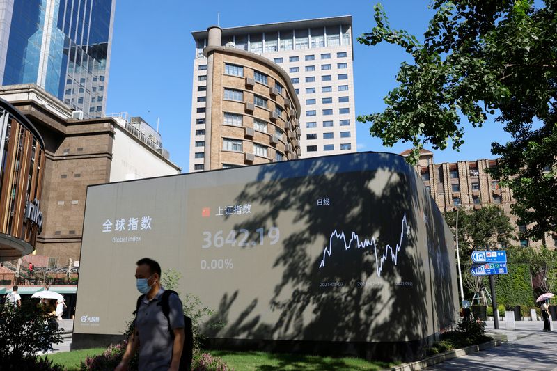 &copy; Reuters.   ９月２日、 中国は外国人投資家に対し金融・商品市場を一段と開放し、適格機関投資家が国内の先物・オプション商品を幅広く取引することを認めた。写真は上海の株価ボード前で２０２