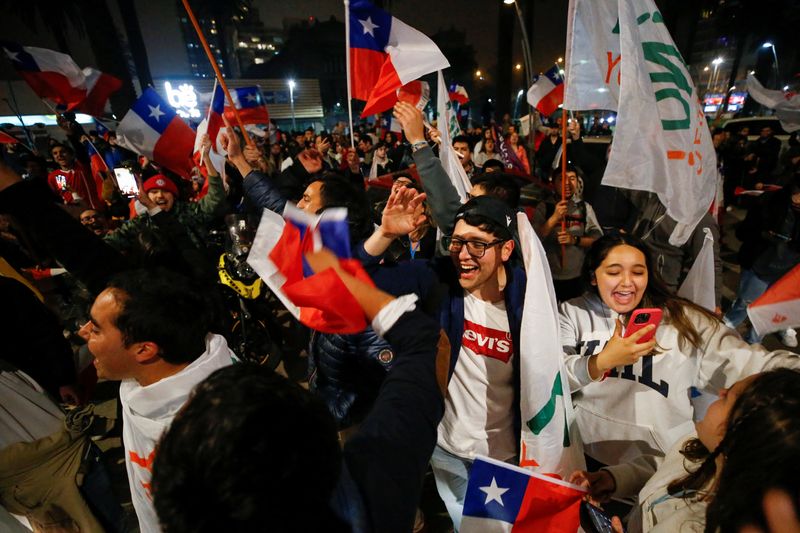 &copy; Reuters. مؤيدو  خيار " أنا أرفض" يحتفلون في منطقة فالبارايسو بالنتائج المبكرة للاستفتاء التي تشير إلى رفض الدستور الجديد المقترح في تشيلي يوم الأحد. 
