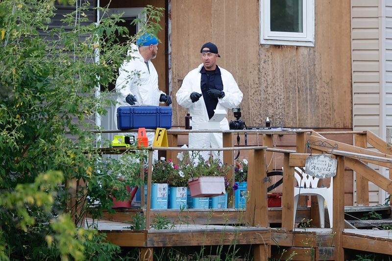 © Reuters. A police forensics team investigates a crime scene after multiple people were killed and injured in a stabbing spree in Weldon, Saskatchewan, Canada. September 4, 2022.  REUTERS/David Stobbe