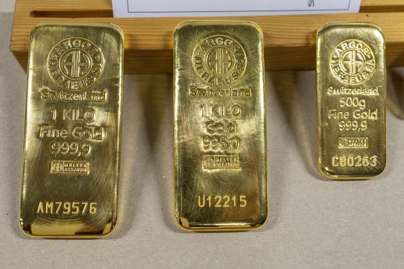 &copy; Reuters. سبائك ذهبية معروضة داخل مصنع للذهب في منطقة ميندريسيو بسويسرا في 13 يوليو تموز  2022,  تصوير: دينيس باليباوز- رويترز .  