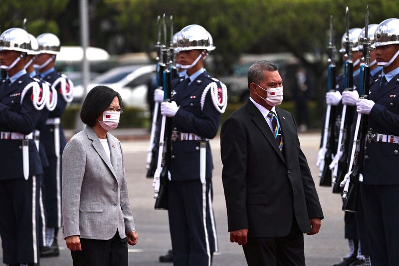 &copy; Reuters. 　９月５日、太平洋の島国ツバルのナタノ首相は、台湾を訪問し、永続的な関係を維持する立場を貫くと強調した。写真は台湾の蔡英文総統とツバルのナタノ首相。台湾の台北で撮影（２０