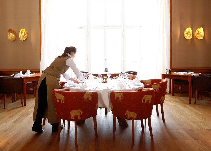 &copy; Reuters. FILE PHOTO: A general view shows the restaurant of hotel castle Elmau in Kruen near the southern Bavarian resort of Garmisch-Partenkirchen March 25, 2014. REUTERS/Michaela Rehle