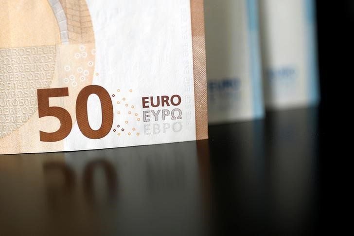 &copy; Reuters. 　Ｓ＆Ｐグローバルが５日発表した８月のユーロ圏総合購買担当者景気指数（ＰＭＩ）改定値は４８．９と、１８カ月ぶりの低水準だった。写真はユーロ紙幣。２０１７年１１月撮影（２０