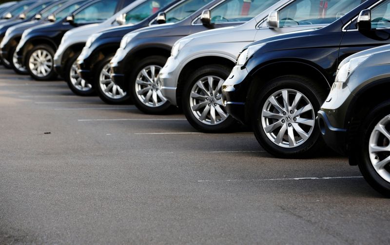 &copy; Reuters. FILE PHOTO: Cars are displayed outside a showroom in west London October 4, 2013. REUTERS/Luke MacGregor 