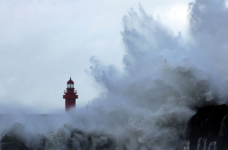 © Reuters. High wave hits a port caused by typhoon Hinnamnor on Jeju island, South Korea, September 4, 2022.  Yonhap via REUTERS 