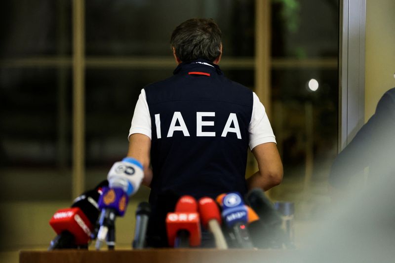 &copy; Reuters. FOTO DE ARCHIVO: El director general del Organismo Internacional de la Energía Atómica (OIEA), Rafael Grossi, sale tras asistir a una rueda de prensa después de su regreso de Ucrania, donde él y su equipo visitaron la planta nuclear de Zaporiyia, en e