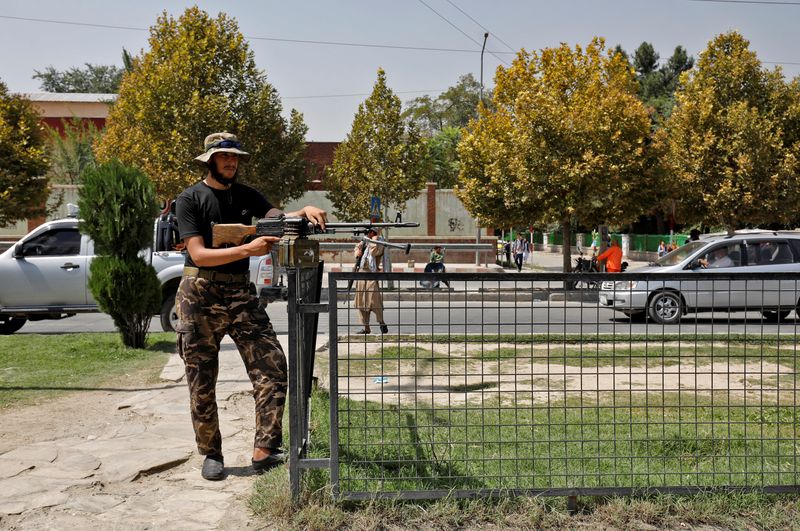 © Reuters. مقاتل من طالبان يقف في حراسة بعد انفجار وقع أمام السفارة الروسية في كابول يوم الاثنين. تصوير: علي كهارا - رويترز