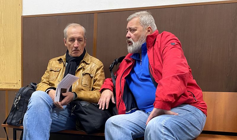 &copy; Reuters. El redactor jefe del periódico Novaya Gazeta, Dmitry Muratov, y el redactor jefe adjunto, Sergei Sokolov, en un pasillo antes de la vista judicial de un caso para revocar la licencia de los medios de comunicación del periódico en Moscú, Rusia, el 5 de