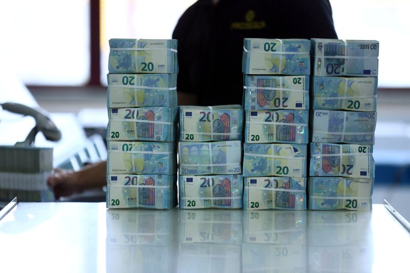 © Reuters. رُزم أوراق مالية من اليورو في المجمع الحصين لبنك البرتغال في الينكيير يوم 17 مايو أيار 2022. تصوير: بيدرو نونيز - رويترز