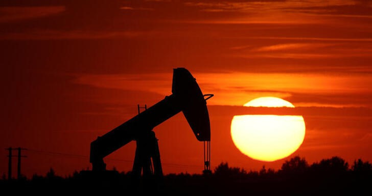 &copy; Reuters. Bomba extractora de crudo de IPC Petroleum France funcionando al atardecer a las afueras de Soudron, cerca de Reims, Francia. 24 agosto 2022. REUTERS/Pascal Rossignol