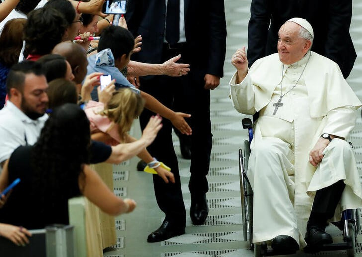 &copy; Reuters. Imagen de archivo del Papa Francisco abandona la audiencia general semanal en El Vaticano. 31 agosto 2022. REUTERS/Remo Casilli