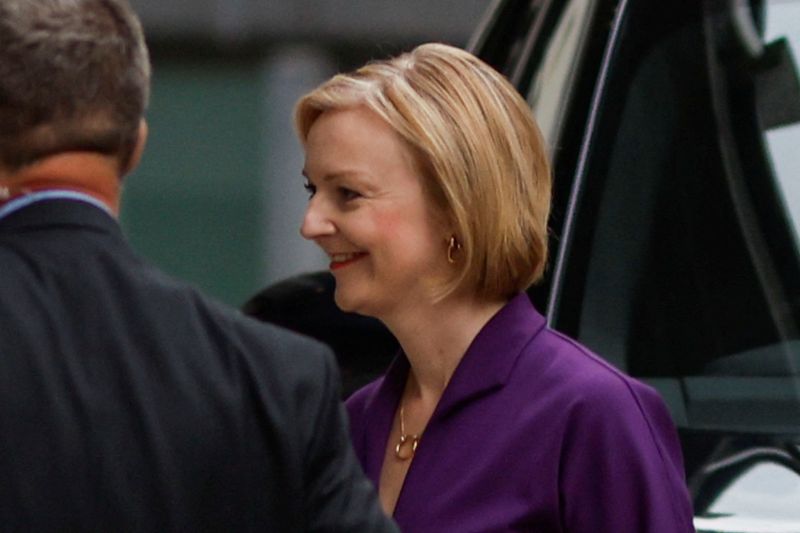 &copy; Reuters. 英国の与党保守党は５日、ボリス・ジョンソン首相の後任となる党首にエリザベス・トラス外相を選出した。結果発表の場に到着したトラス氏。（2022年　ロイター/John Sibley）