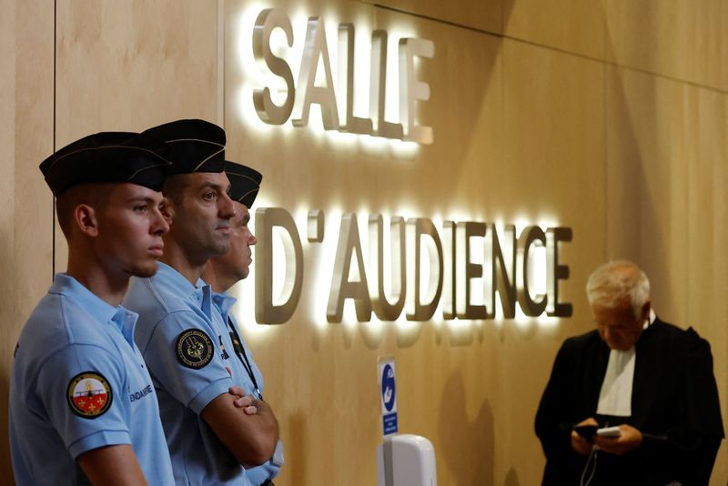 © Reuters. French gendarmes stand in front of the temporary courtroom as a lawyer arrives for the start of the trial of eight individuals for their role in the July 14, 2016 attacks on the Promenade des Anglais in Nice in which 86 people died when a truck was driven into a crowd celebrating Bastille Day, at the Paris courthouse on the Ile de la Cite, in Paris, France, September 5, 2022. REUTERS/Christian Hartmann