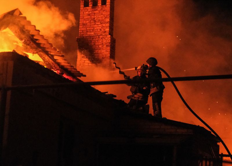 &copy; Reuters. Bomberos ucranianos apagan el fuego en una casa residencial después de un ataque militar ruso, mientras continúa el ataque de Rusia en Ucrania, en Bajmut, región de Donetsk, Ucrania, 5 de septiembre de 2022. REUTERS/Alex Babenko